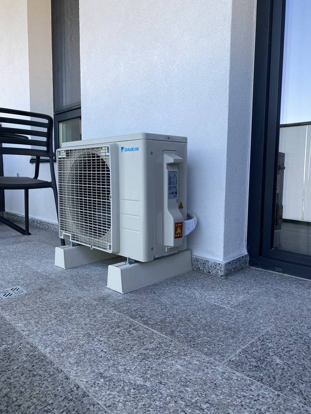 Terasă · Daikin pe suport de pardoseală