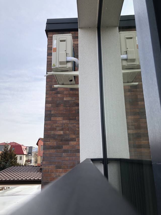Fațadă din cărămidă · Daikin pe console
