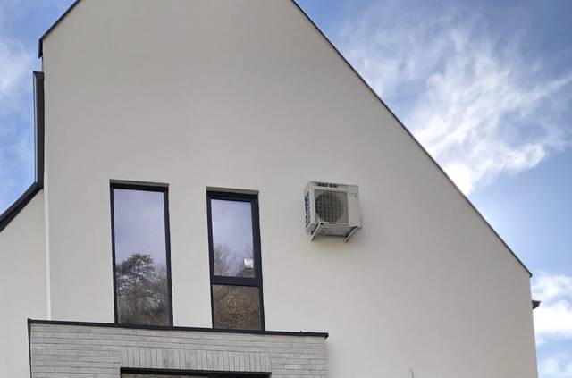 Casă nouă · Daikin Ururu Sarara pe fațadă